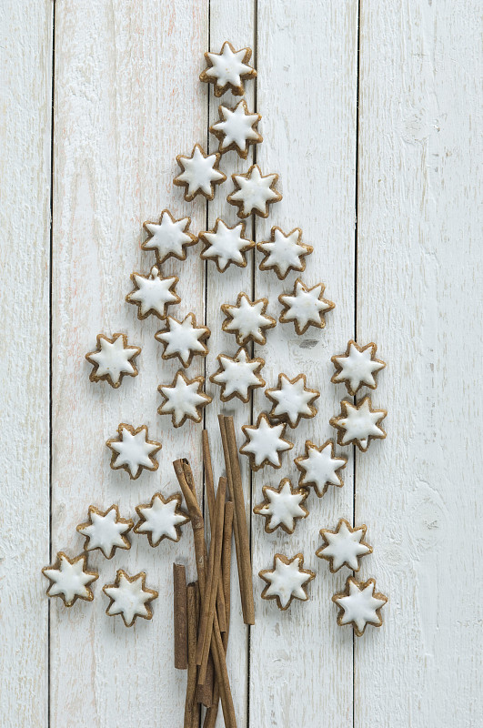 肉桂星星和肉桂棒形状的圣诞树图片下载
