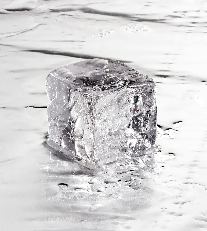 冰块在水中图片下载