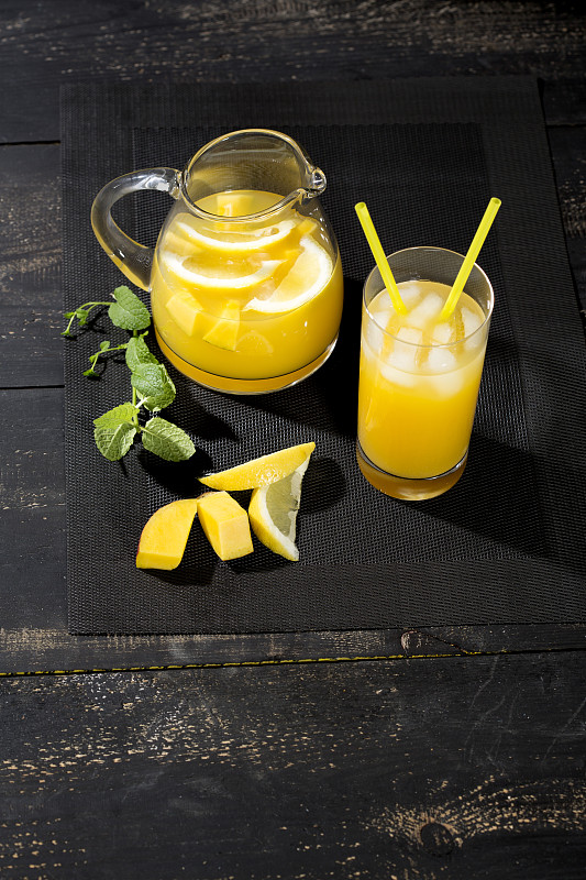 用芒果、柠檬和薄荷制成的清凉饮料图片素材