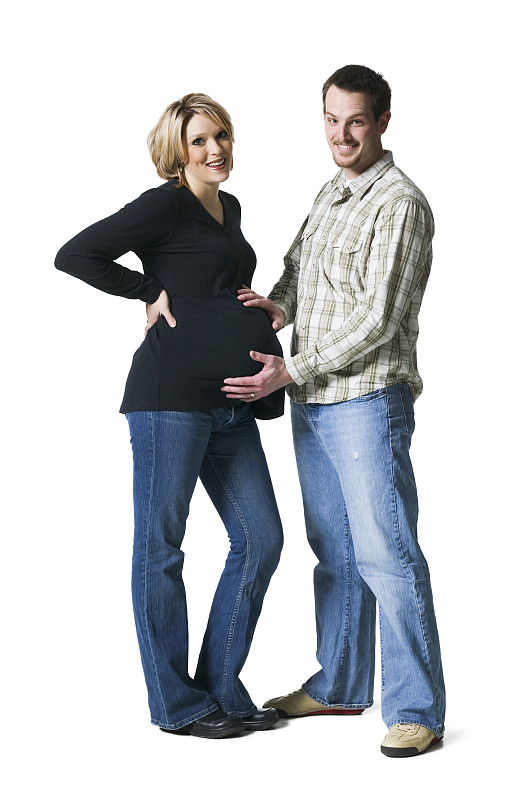 中年男子抚摸怀孕妻子的腹部图片下载