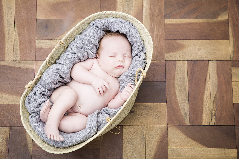 婴儿舒适地睡在摩西的篮子里图片下载