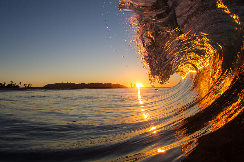 夏威夷，日落时翻滚的波浪图片下载