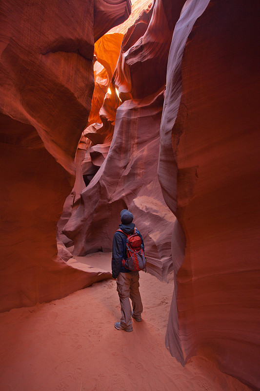 一个人站在羚羊峡谷，亚利桑那州图片素材