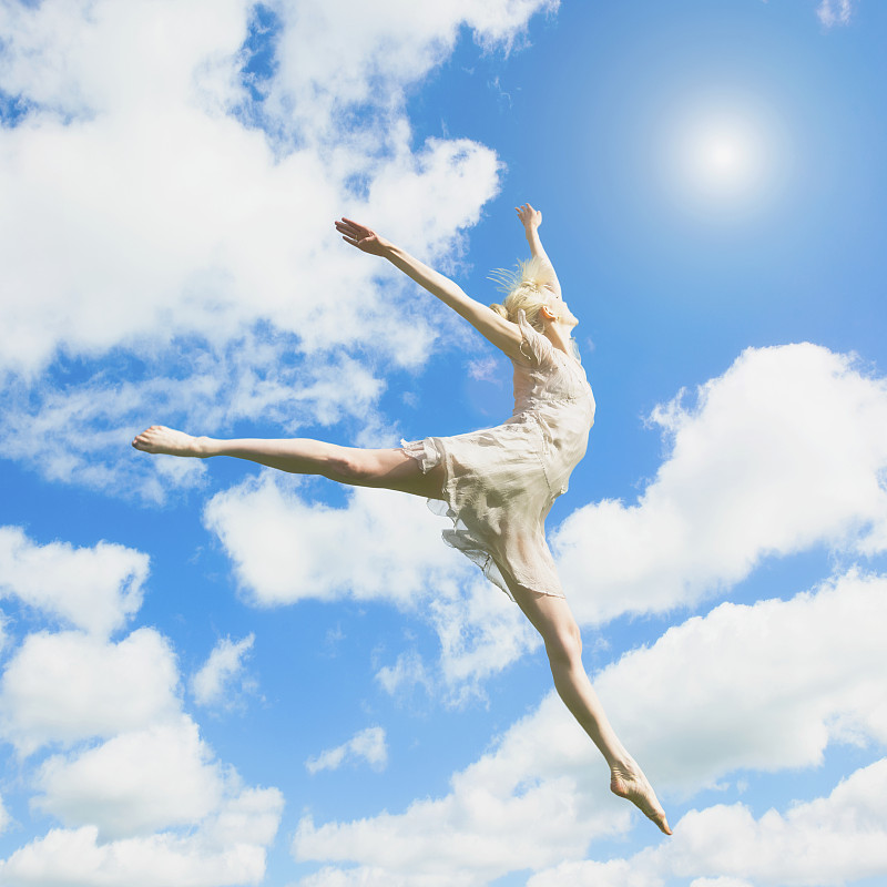 高加索芭蕾舞者在云下跳跃图片下载