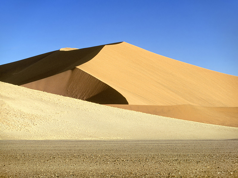 纳米比亚纳米布沙漠纳米布-瑙克卢夫特国家公园蓝天下的沙丘图片下载