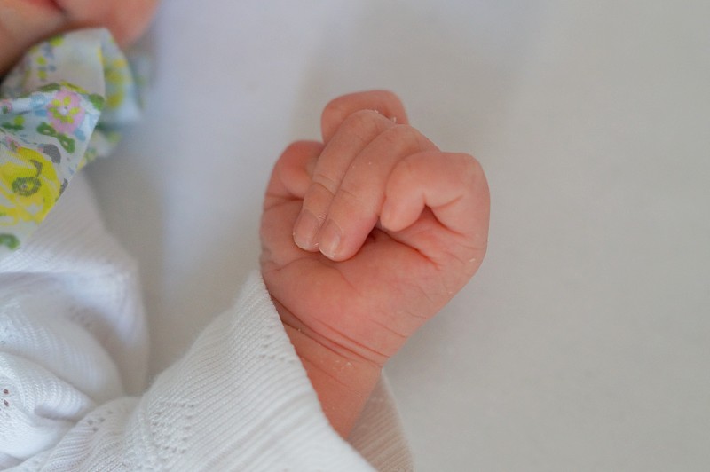 初生女婴的小手图片下载