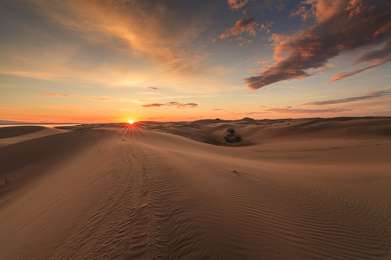 日落时分的戈壁沙漠图片下载
