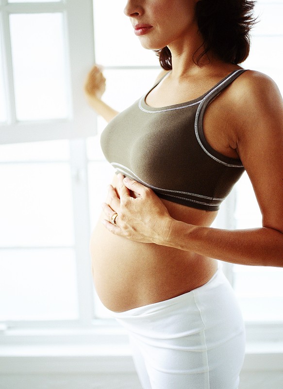 一个孕妇的腹部特写图片下载