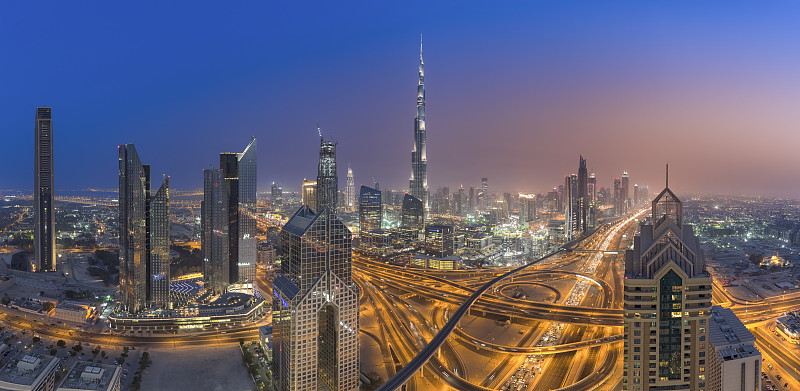 阿拉伯联合酋长国，迪拜，谢赫扎耶德路交汇处和迪拜天际线在黄昏图片下载