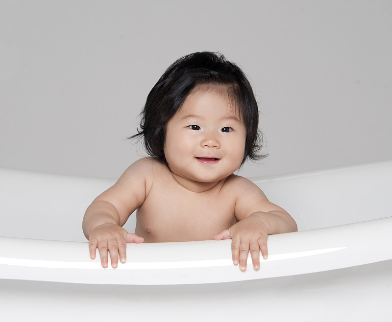 快乐的中国宝宝在浴缸里图片下载