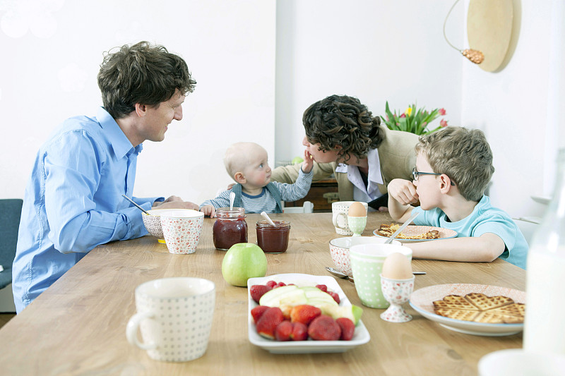 有三个孩子的一家人正在吃早餐图片下载