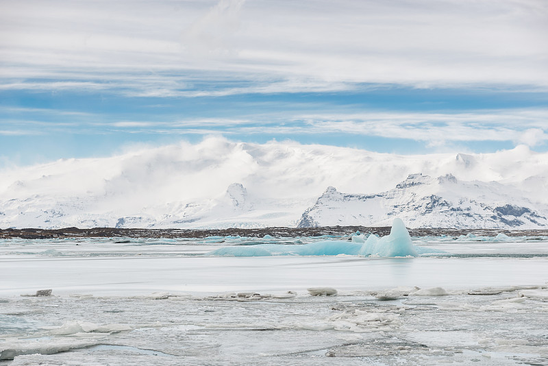 冰山漂浮在Jokulsalon冰川泻湖图片下载