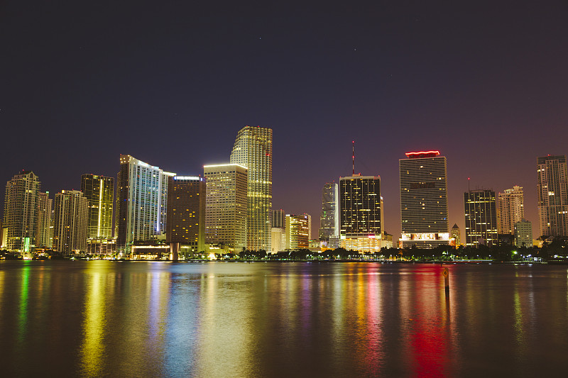 美国，迈阿密，晚上的天际线图片下载