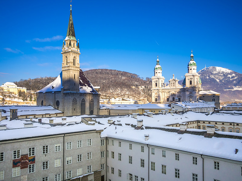 奥地利，萨尔茨堡，圣彼得教堂，方济会教堂，学院教堂和萨尔茨堡大教堂在老城区图片素材