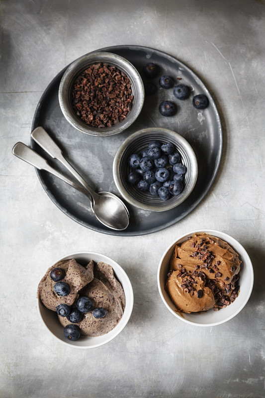 几碗素食蓝莓香蕉和巧克力香蕉冰淇淋图片下载