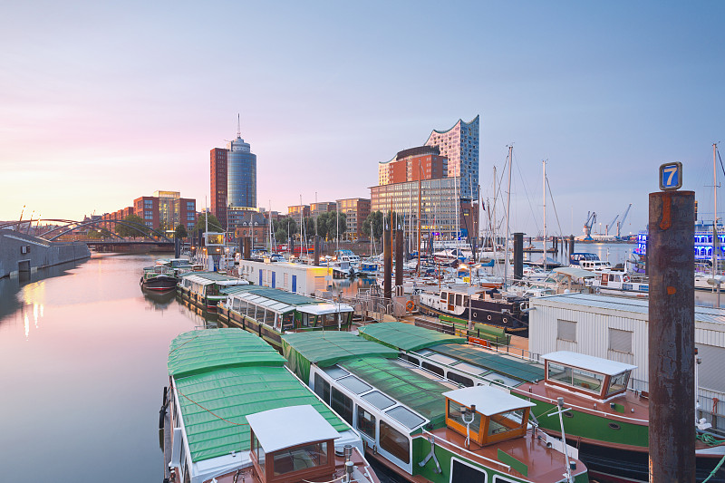 德国，汉堡，埃尔布philharmonie和黄昏的海港图片素材