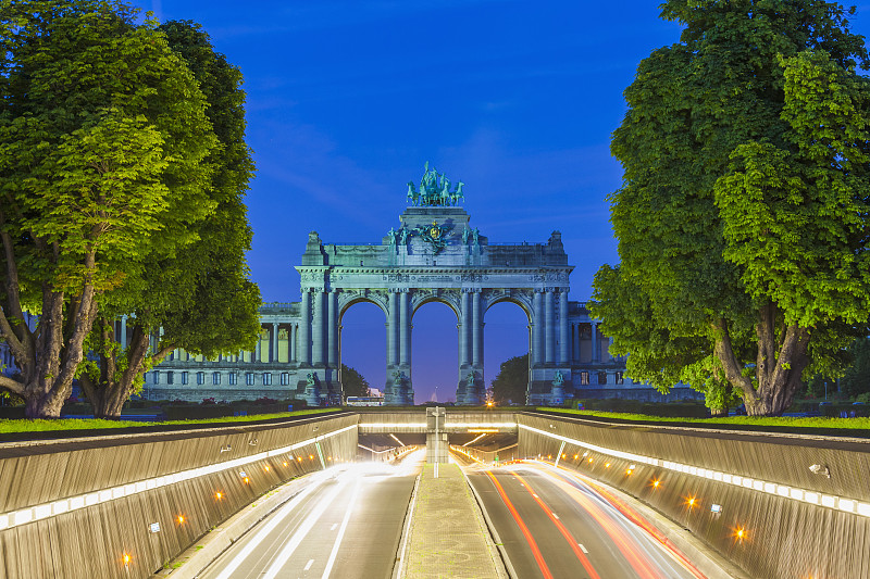 比利时，布鲁塞尔，五quantenaire公园，凯旋门，约翰肯尼迪大道的夜景图片素材