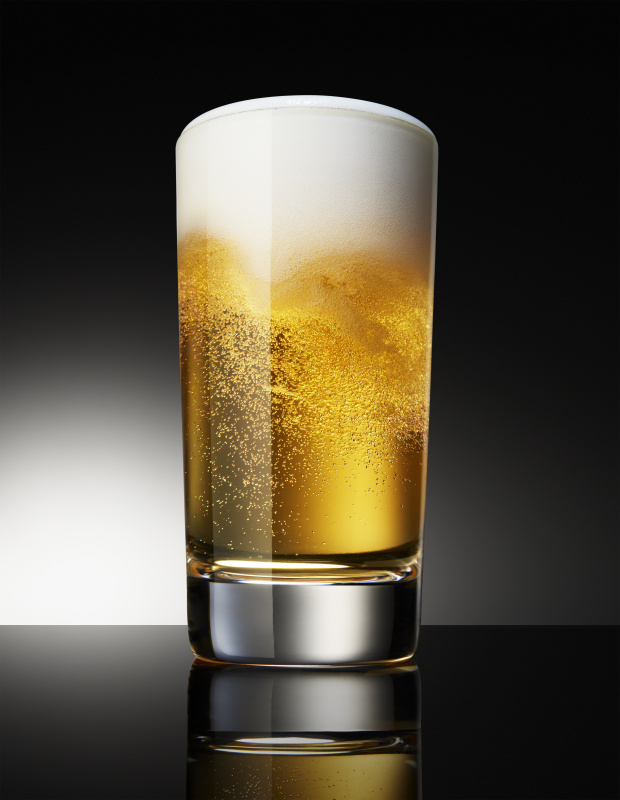 黑色背景的玻璃杯里的啤酒图片素材