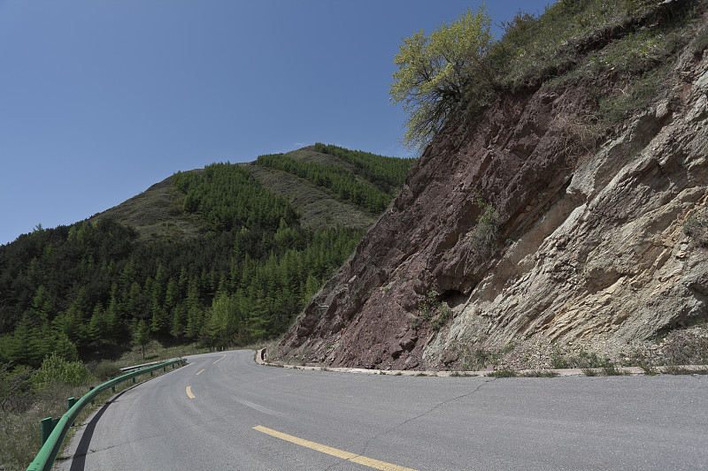 蜿蜒的道路在山谷峭壁图片素材
