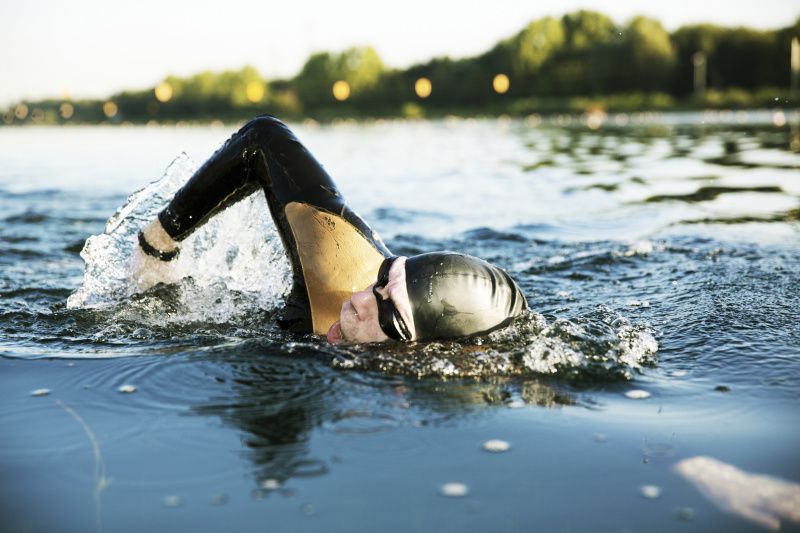 铁人三项运动员在湖中游泳图片下载