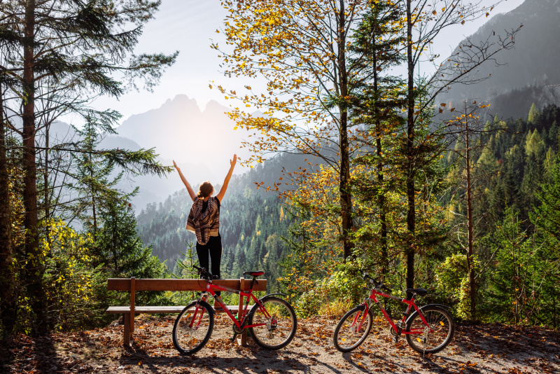 森林里骑自行车的女人图片下载