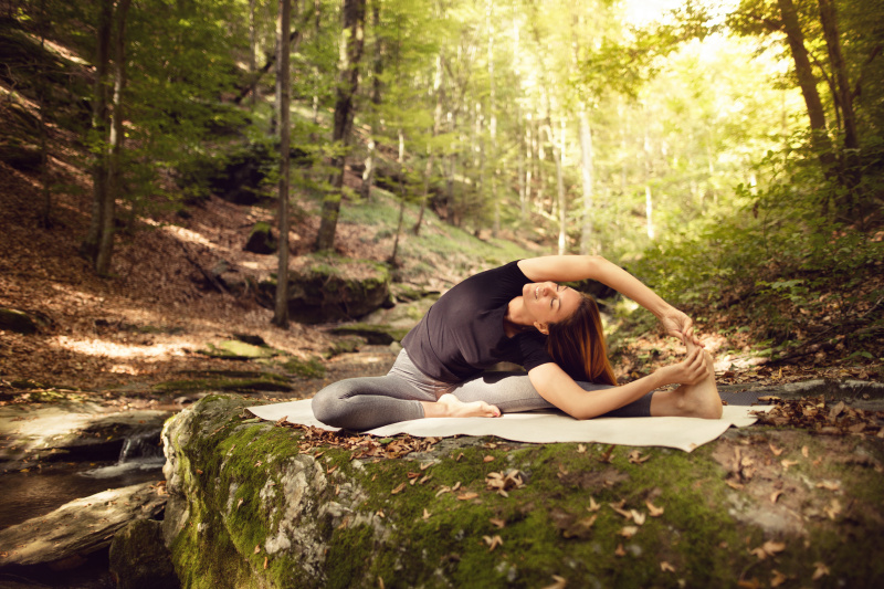 美丽的女人在大自然中练习瑜伽图片下载