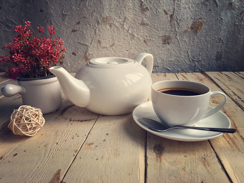 黑咖啡的特写:茶壶和桌上的花瓶图片下载