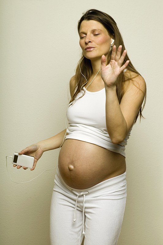 孕妇在听MP3图片下载