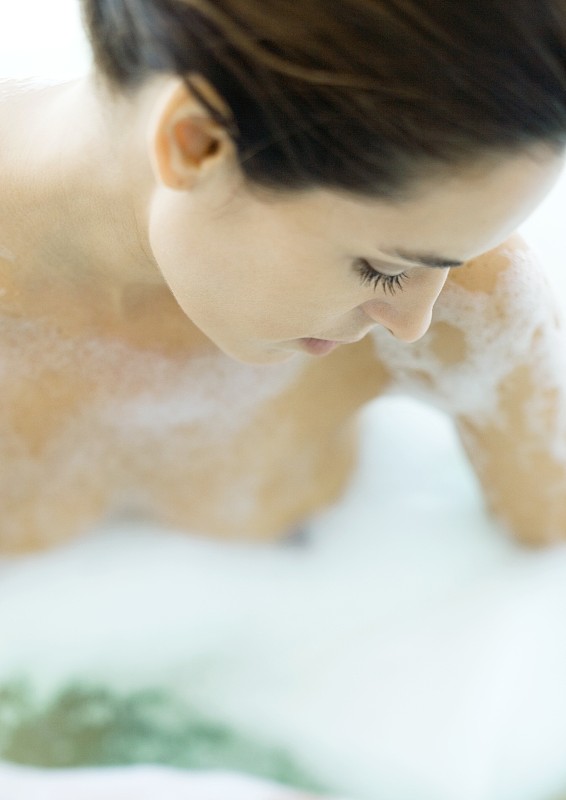 女人在泡泡浴，特写图片下载