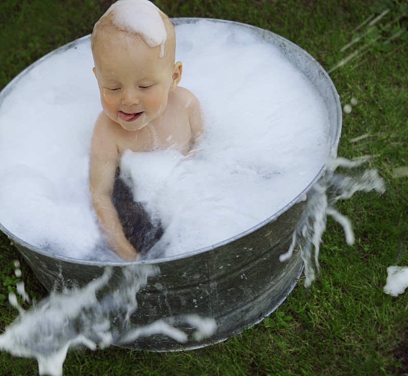 泡泡浴中的婴儿图片下载