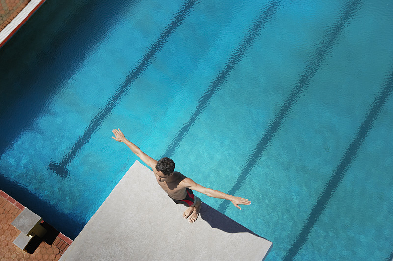 跳水运动员站在跳水板上图片下载