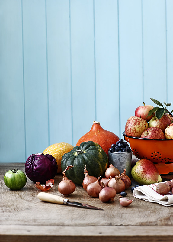 在餐桌上选择秋天的水果和蔬菜图片素材