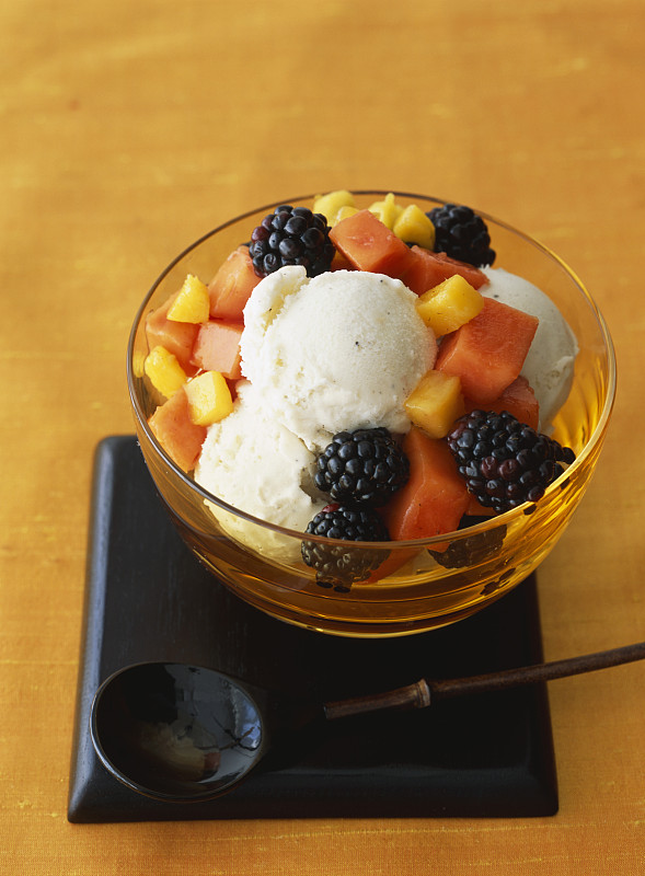 香草冰淇淋加上新鲜木瓜，芒果和黑莓图片下载