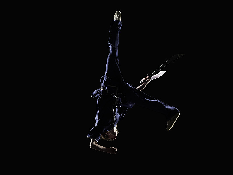 武术家在空中与大刀的位置图片下载