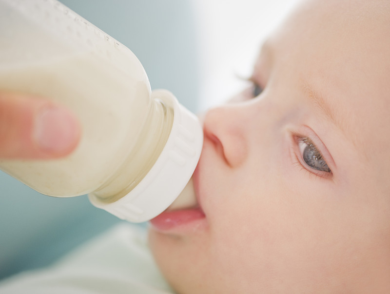 婴儿用奶瓶喝水图片下载