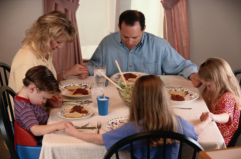 家人在饭前祈祷图片下载