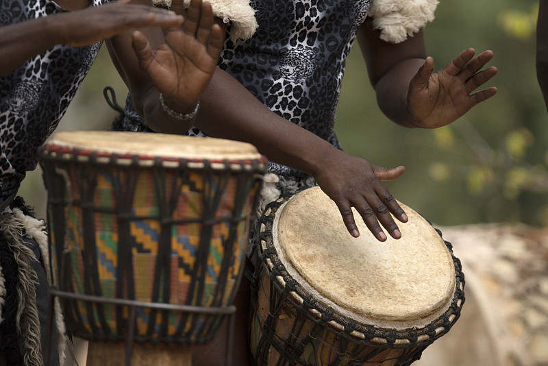 非洲传统djembe鼓手。克鲁格国家公园。南美。图片下载