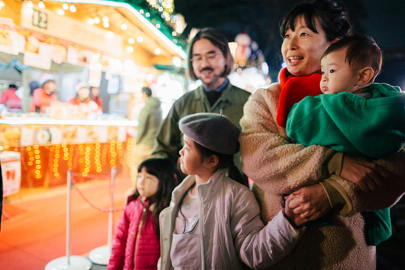 一家人晚上在圣诞市场享受时光图片素材
