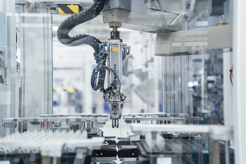 德国斯图加特现代工厂内装配机器人的手臂图片下载