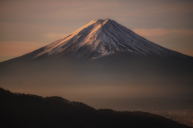 秋天，日本山梨县，富士山和川口湖日落时的雾图片下载