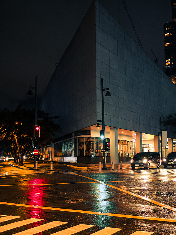 照亮城市街道和建筑物的夜晚图片素材