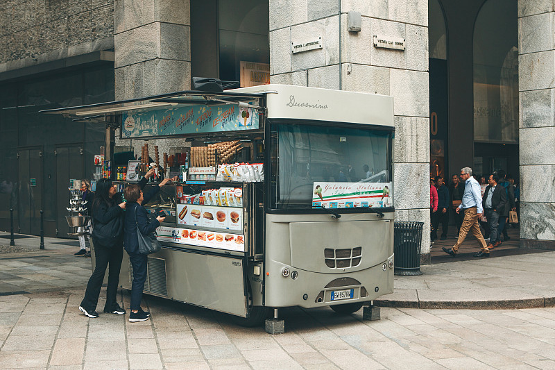 米兰街头的餐车图片下载