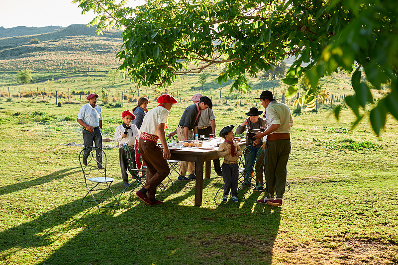 一家人摆好桌子准备享用传统的阿根廷烤肉。图片素材