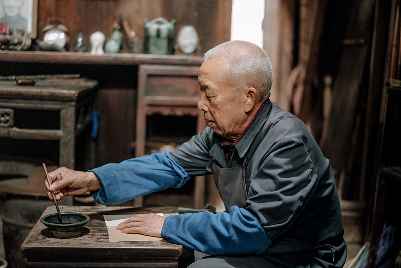 中国老人在写中国书法图片下载