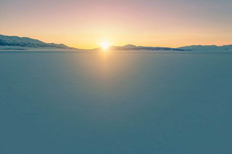 冬季雪原日出时的自然景观图片素材