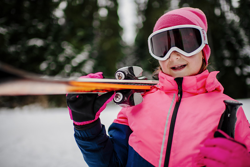 滑雪和雪的乐趣。孩子滑雪。孩子的冬季运动。库存图片图片下载