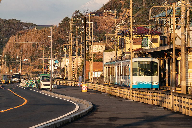 日本神奈川县海上行驶的当地火车图片素材