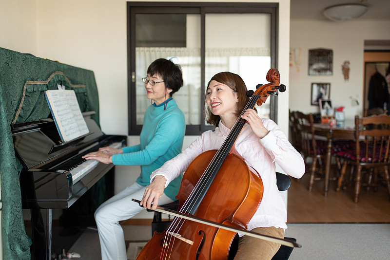 年长女性和中年女性在家里演奏音乐图片下载