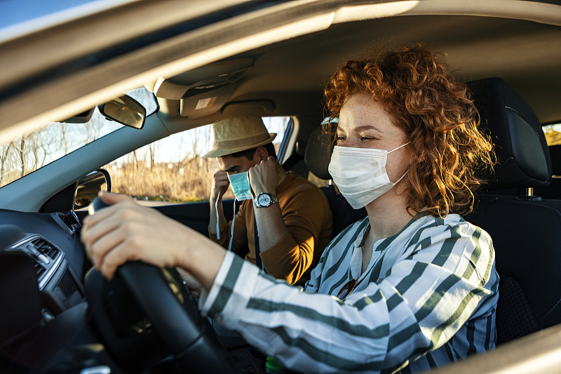 夫妇在车里戴上卫生口罩防止病毒图片素材