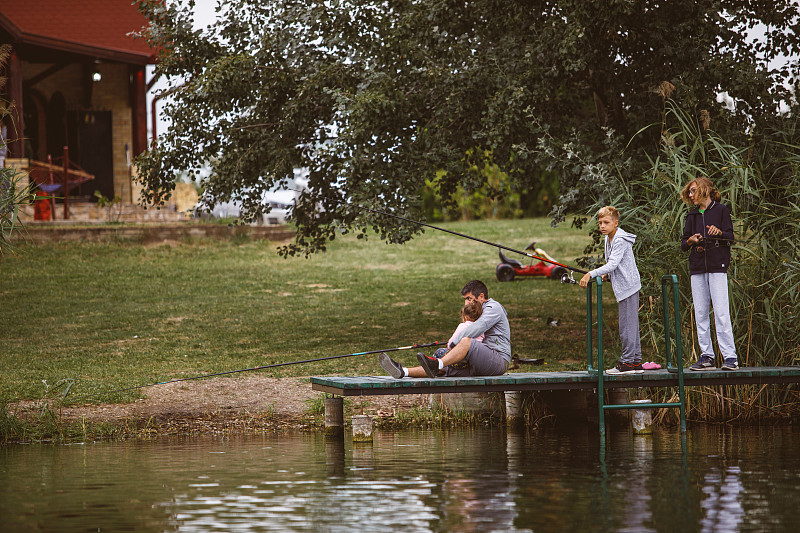 家人在河边享受一段和平时光的正面视图图片下载